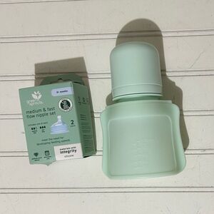 Green Sprouts Silicone Bottle Set - 1 Bottle - 2 Replacement Nipples Infant Milk